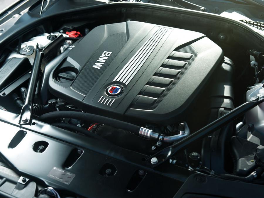Моторный отсек Alpina D5 Bi-Turbo Touring (F11) 2013 года  (фото 5 из 7)